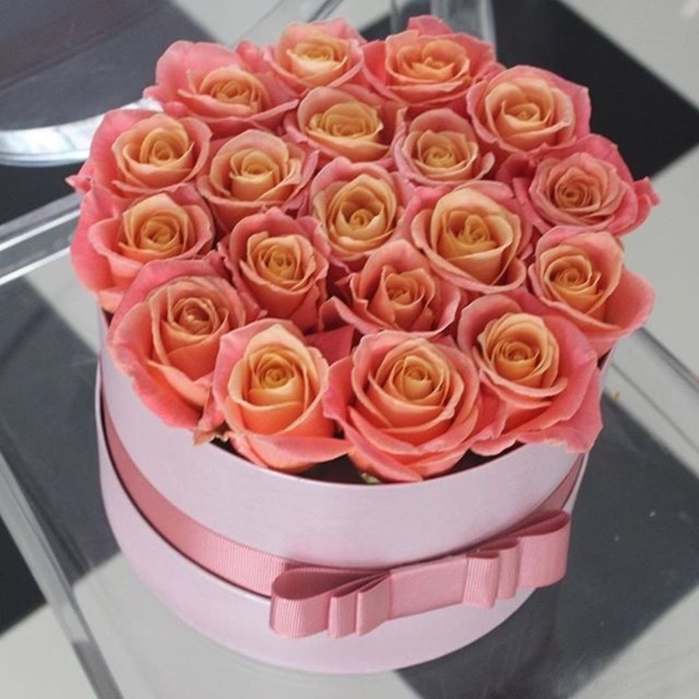 Розы персикового цвета в коробке