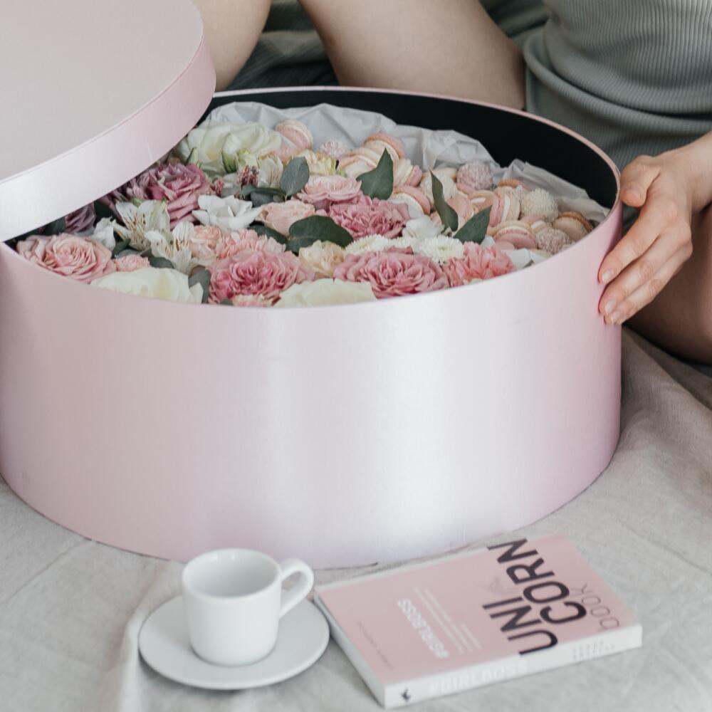 King-Size коробка с розами, макаронс и Raffaello