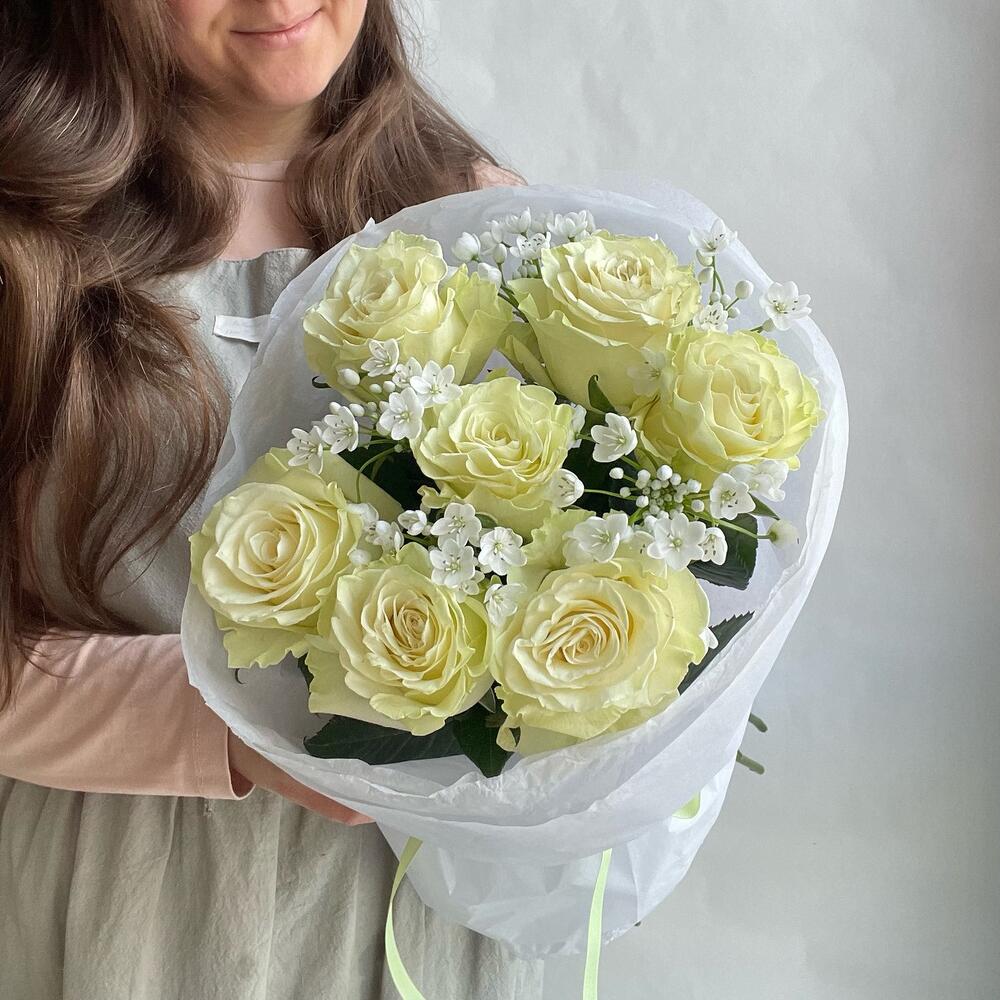 7 пионовидных роз + аллиум