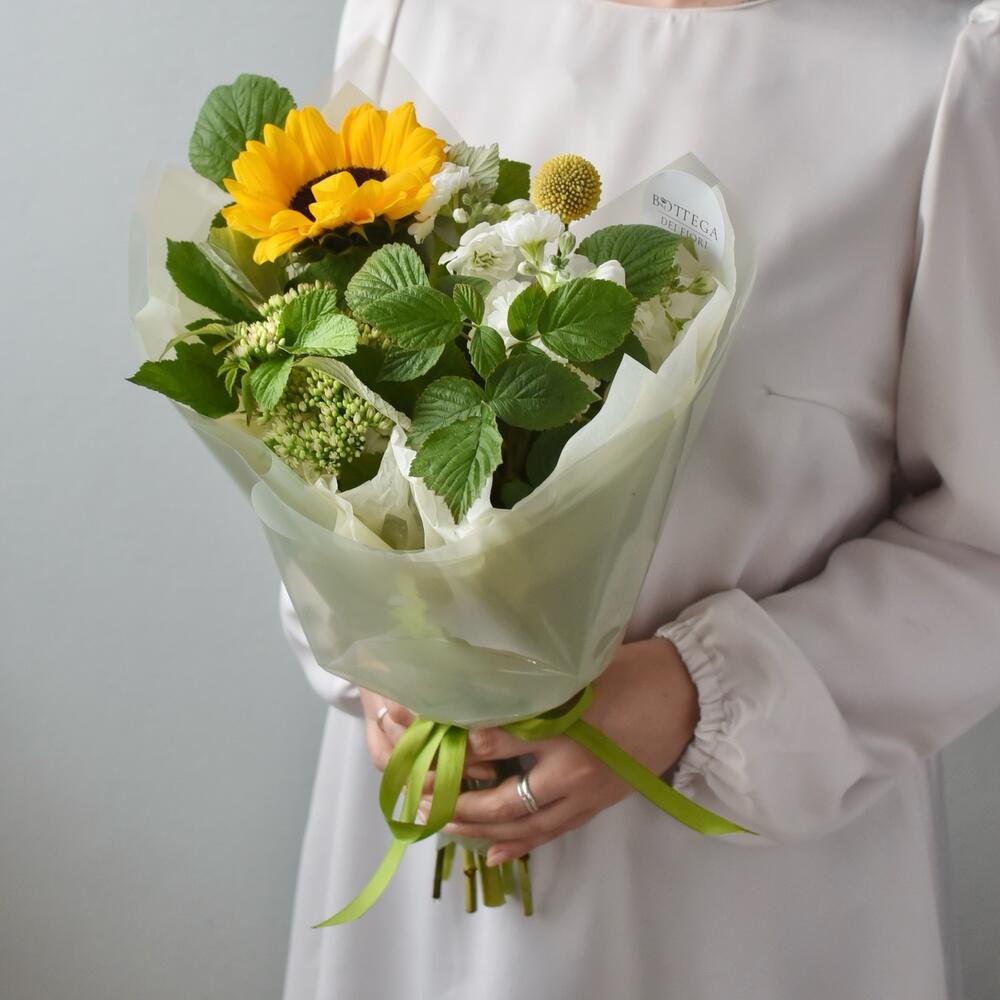 Букет-комплимент «Зеленый чай» с подсолнухом | Букет 349 Bottega dei Fiori