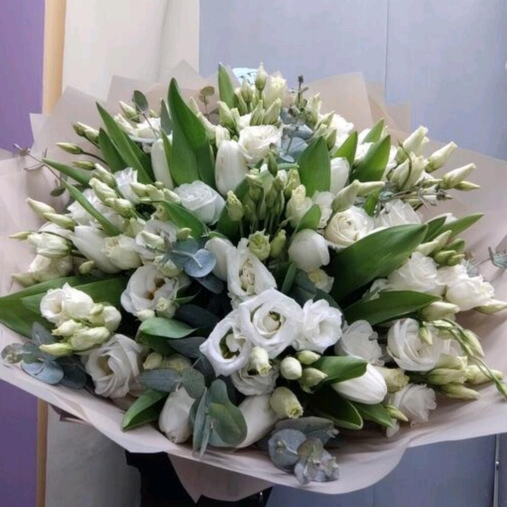 Букет из тюльпанов, эустомы, эвкалипта