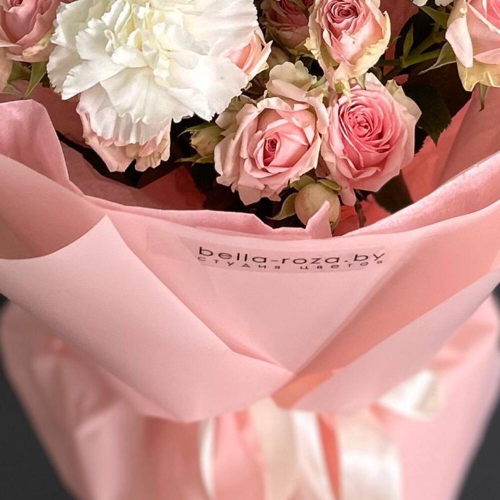 Букет из кустовых роз и диантусов 🌸