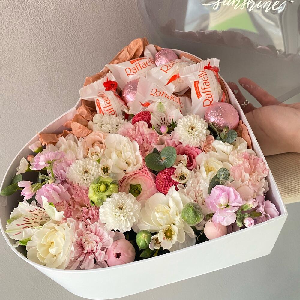 Цветы в коробке в форме сердца с конфетами Raffaello