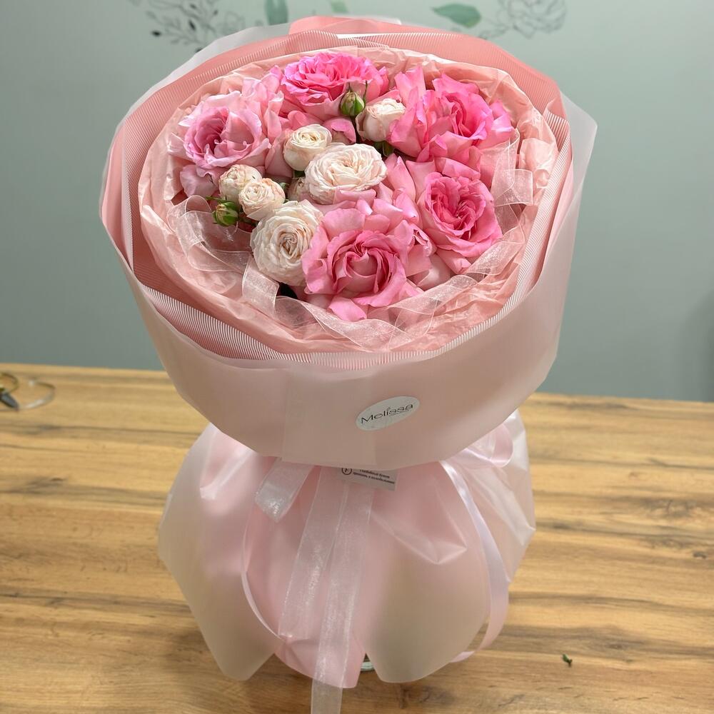Моно букет из ажурных и пионовидных роз💗