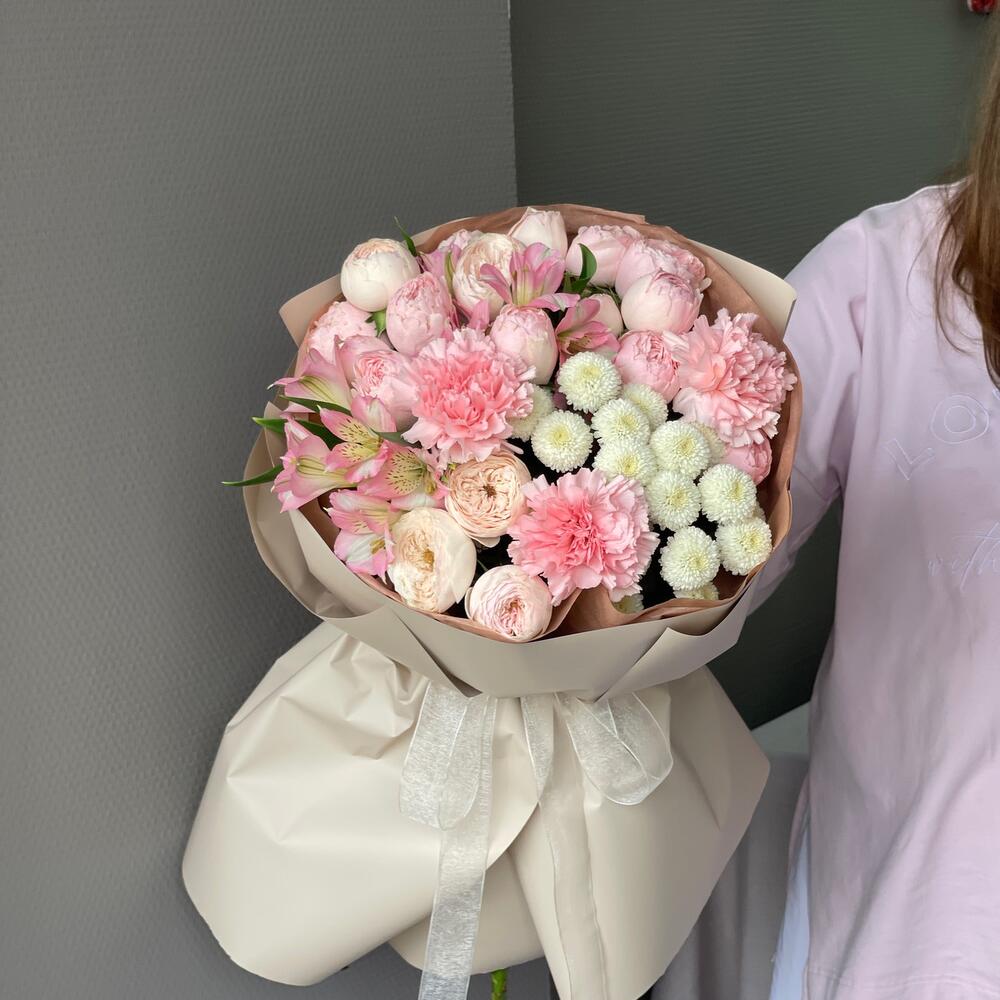 Bouquet with eustoma and bush roses