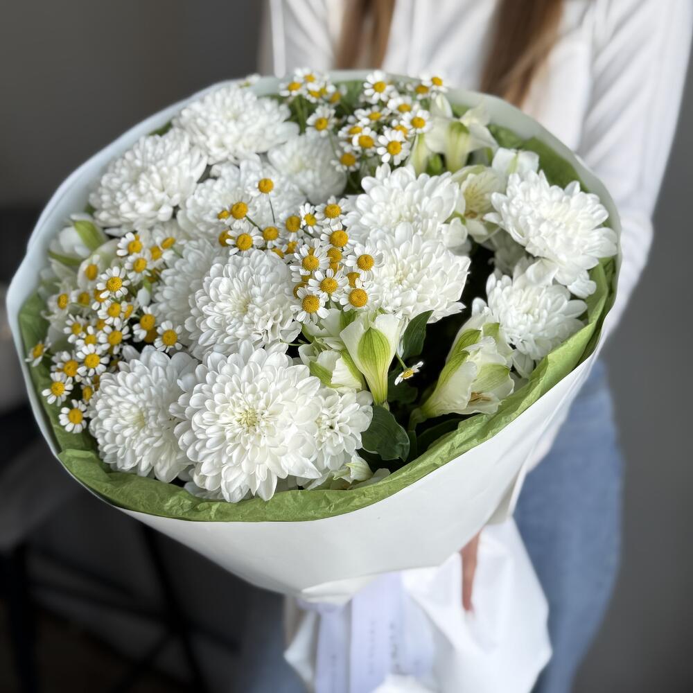 Букет из хризантем и танацетума