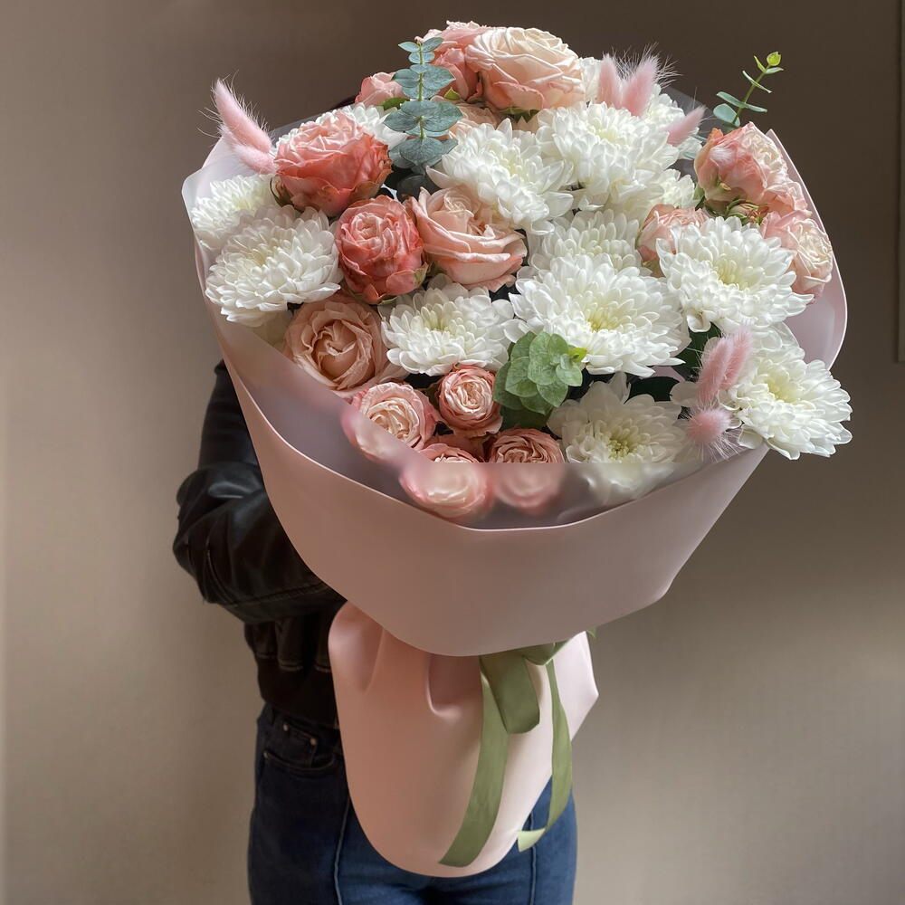 Букет «Для самой нежной» из кустовых пионовидных роз и хризантем 🌸
