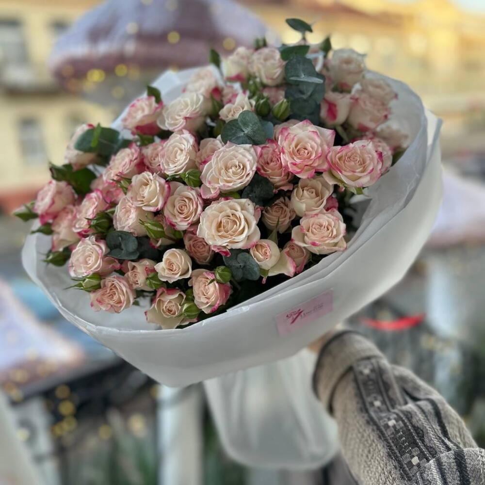 Букет из 9 кустовых роз Рефлекс и эвкалипта