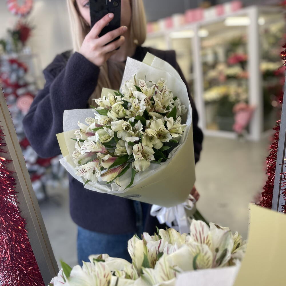 Букет с альстромерией