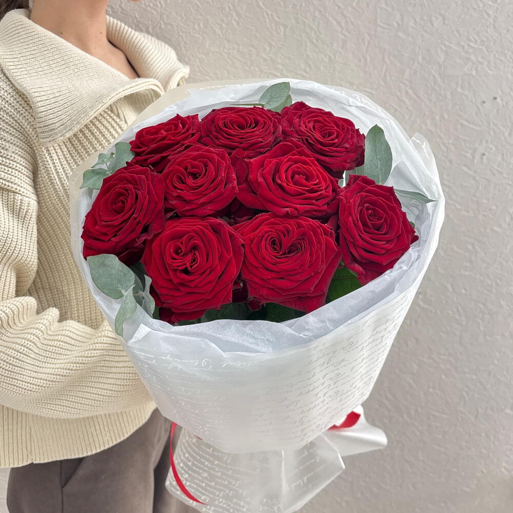 Люблю 😘 монобукет из 9 алых роз с ароматным эвкалиптом