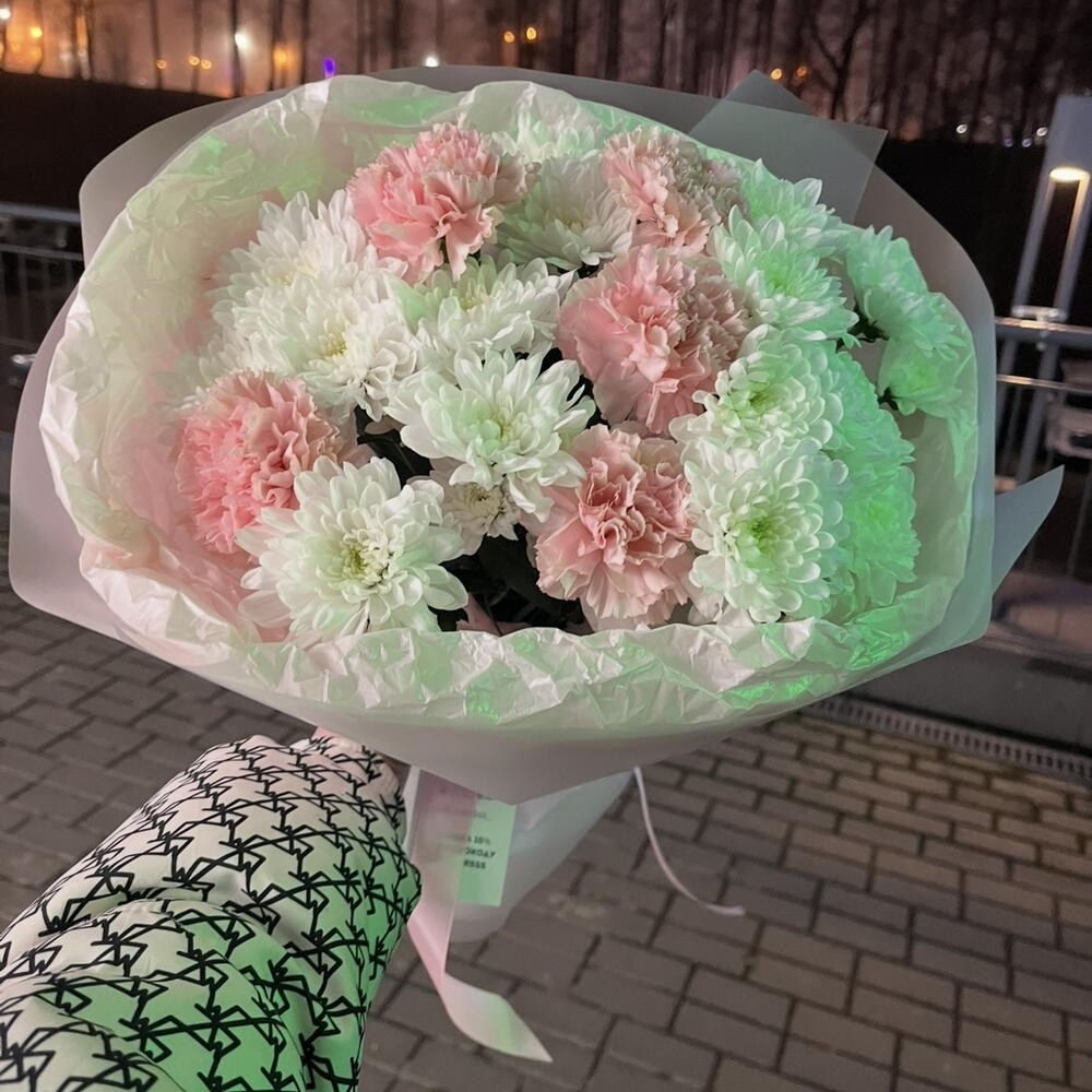 Букет из хризантем и диантусов