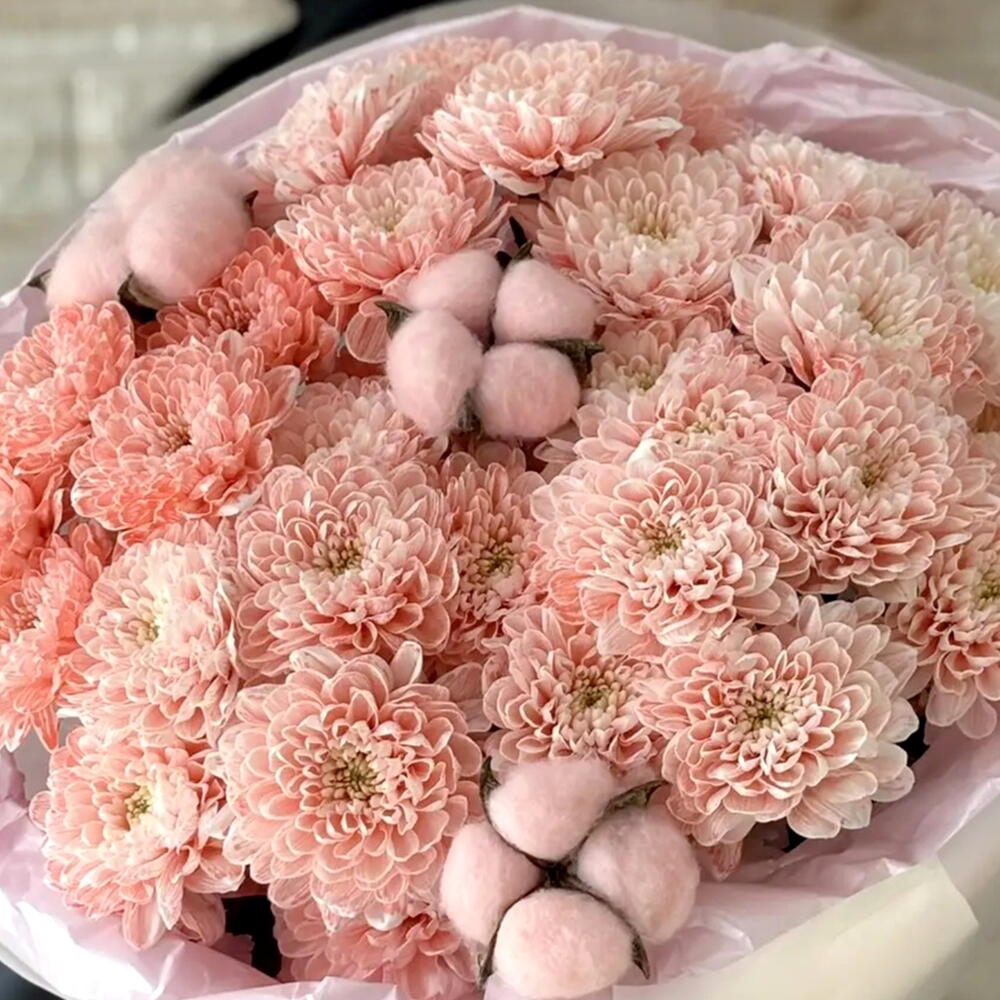 Теплый рассвет, букет из хризантемы кустовой и хлопка
