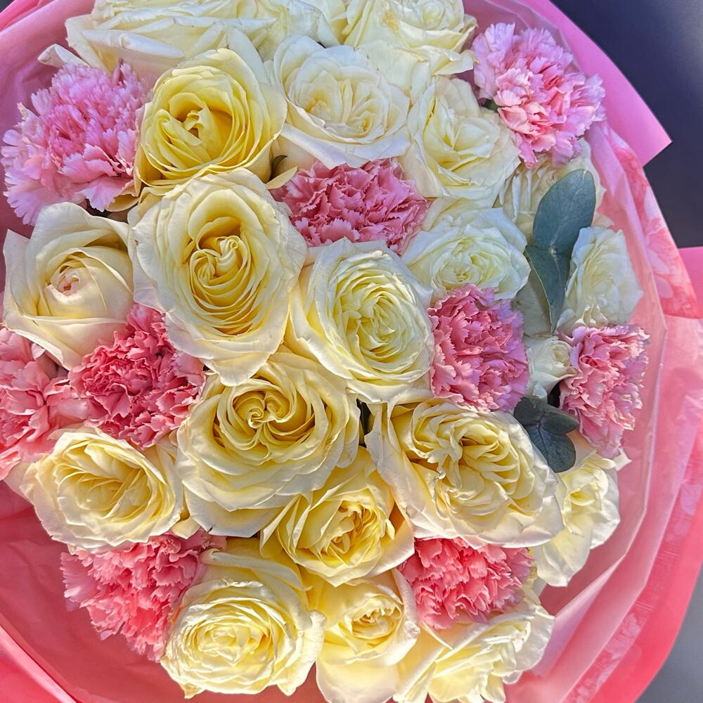 Bouquet of roses and carnations