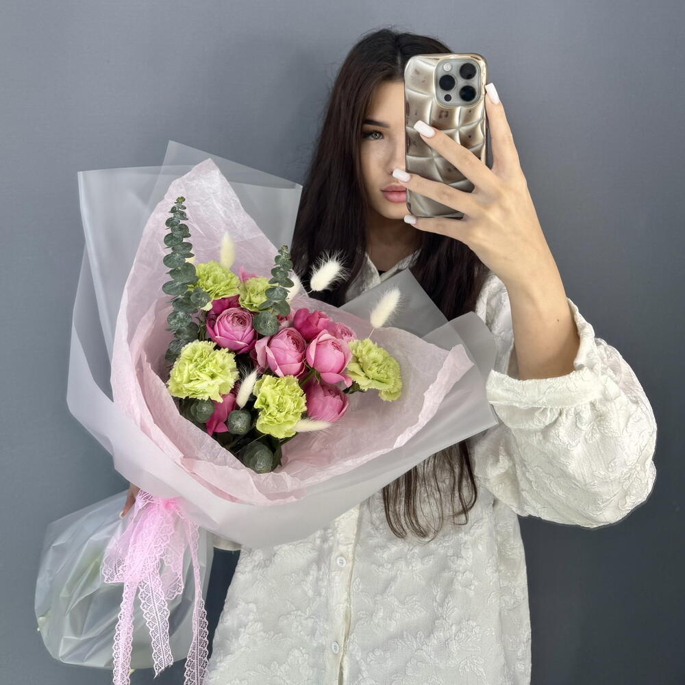 ВЕСНА🌸 Авторский букет из мятных диантусов и розовой кустовой розы Сильва Пинк