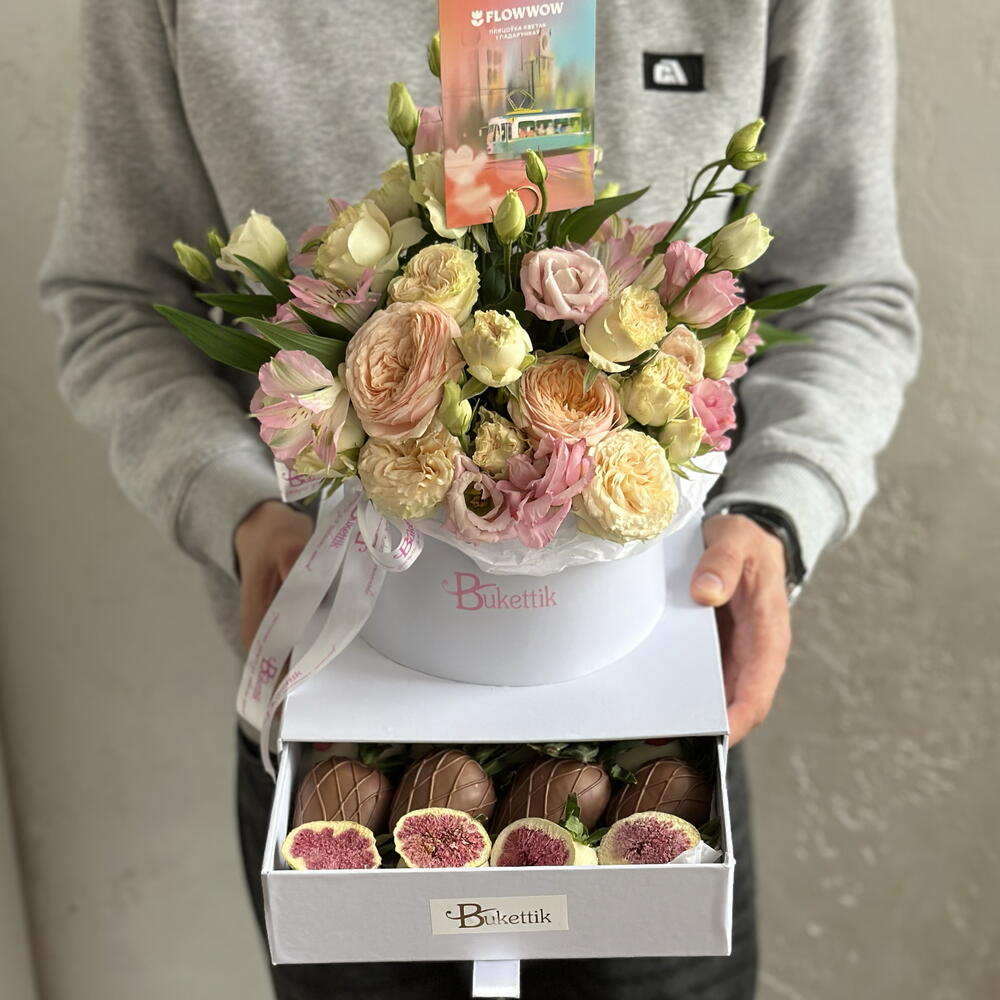 Коробка с клубникой в шоколаде и цветами «Bukettik»
