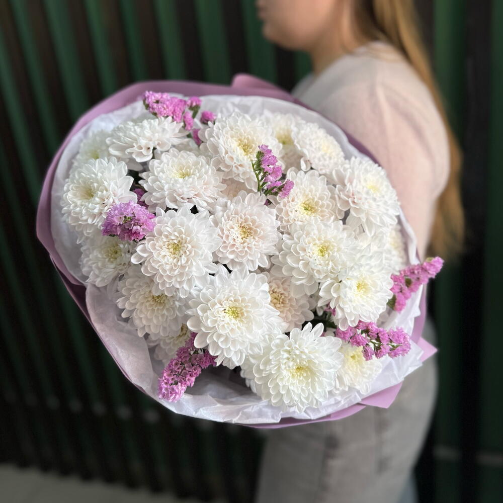 Букет из белых кустовых хризантем и розовой статицы