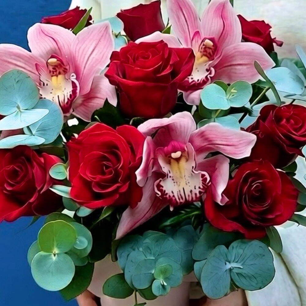 Орхидеи с розами и эвкалиптом в коробочке️🌺