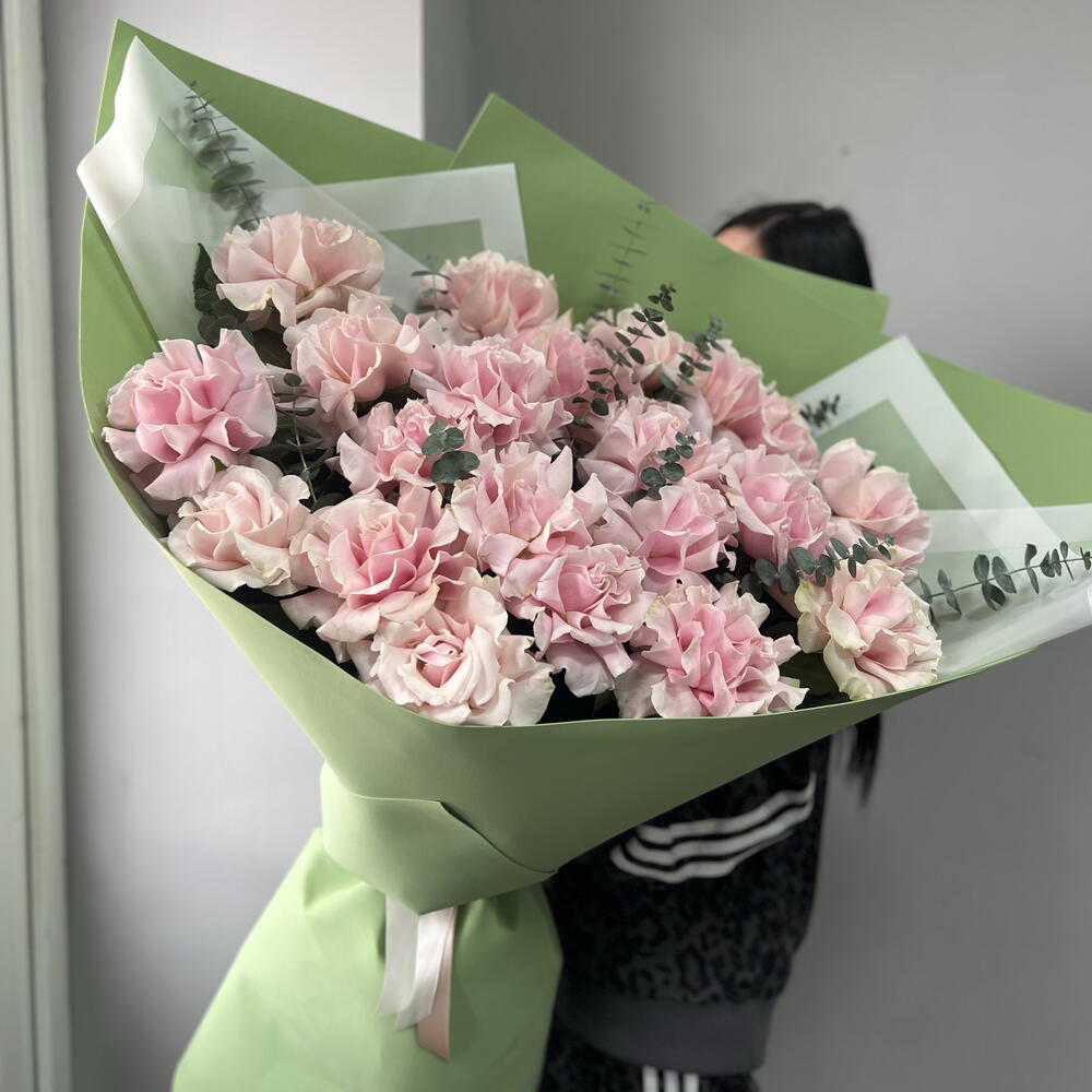 Огромный букет французских роз с эвкалиптов