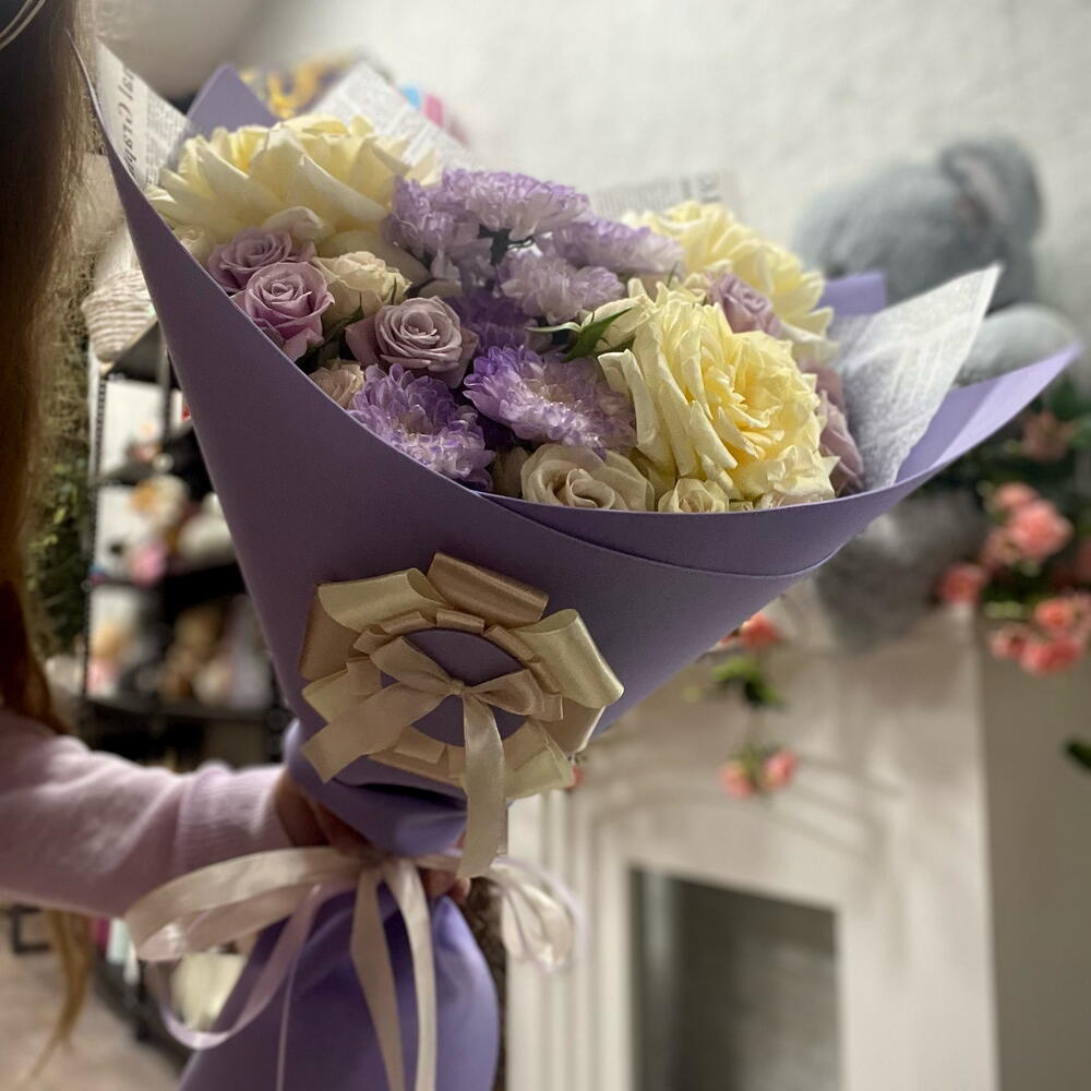 Букет из хризантемы, кустовой и одноголовой французской розы