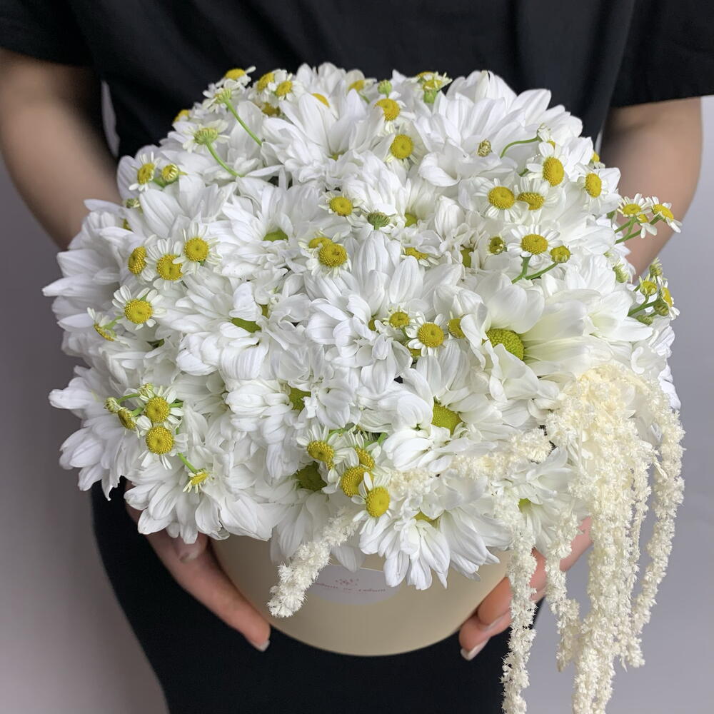 Композиция в шляпной коробке с ромашками