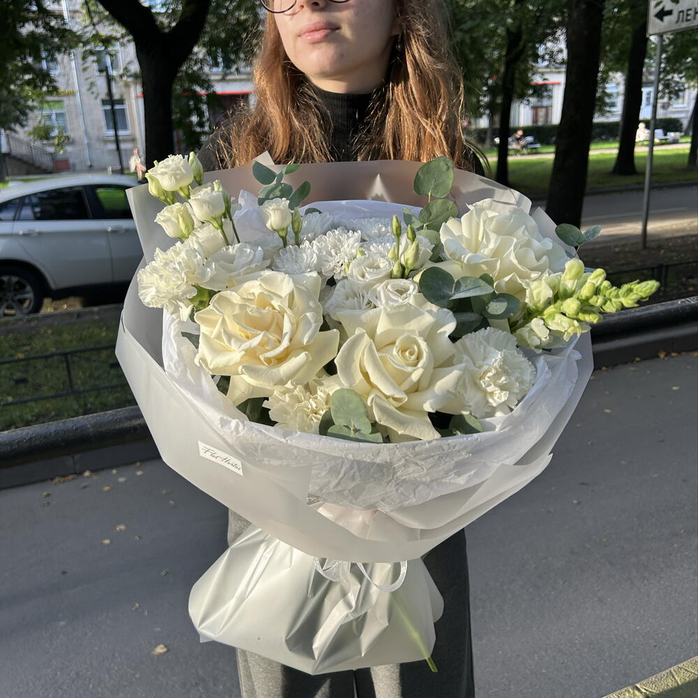 Букет с розами и эустомой