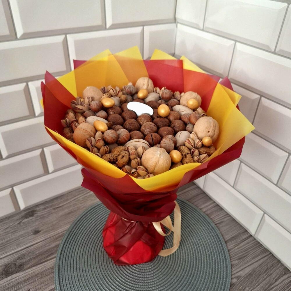 Букет из орехов