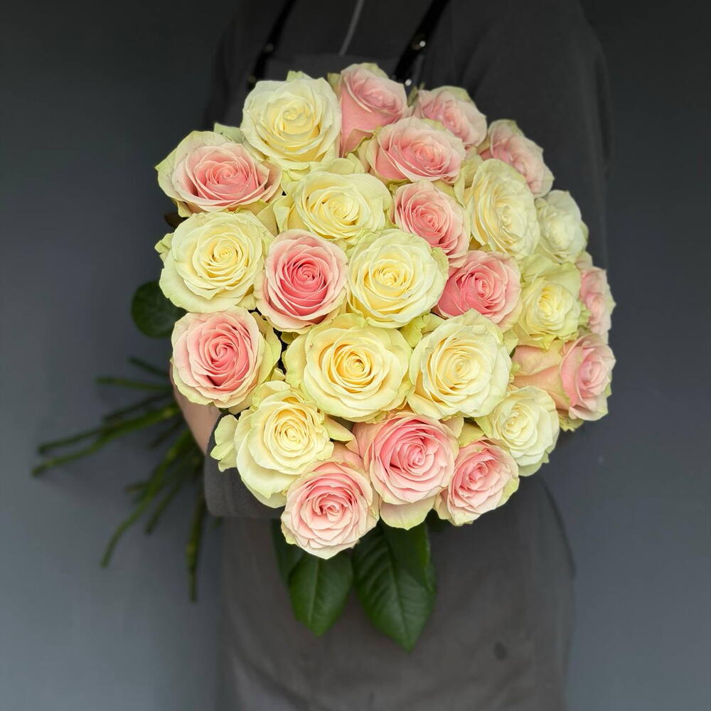 Букет из 25 роз сорта Мондиаль и Фрутетто
