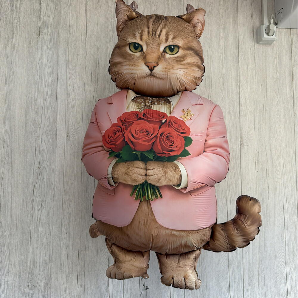 Шар Гигант кот с охапкой роз