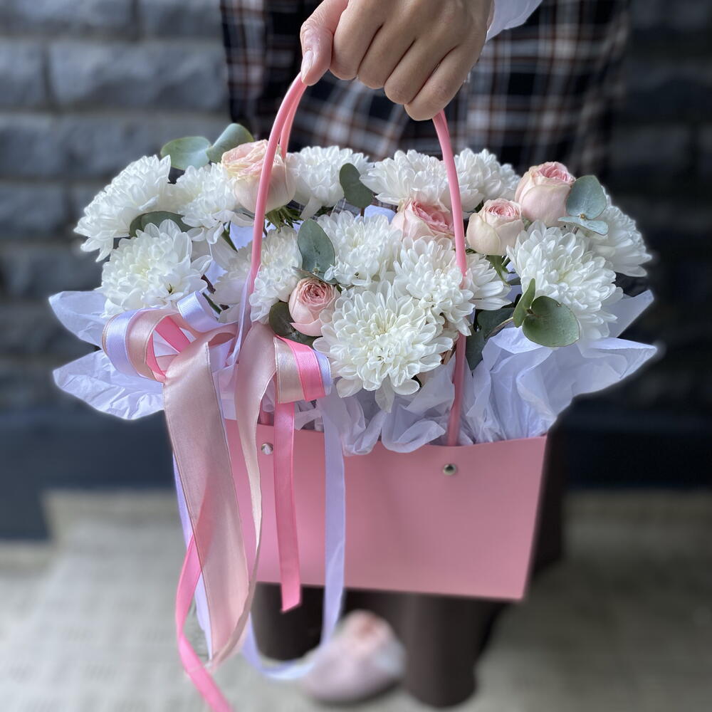 Композиция с кустовыми розами в коробке🥰