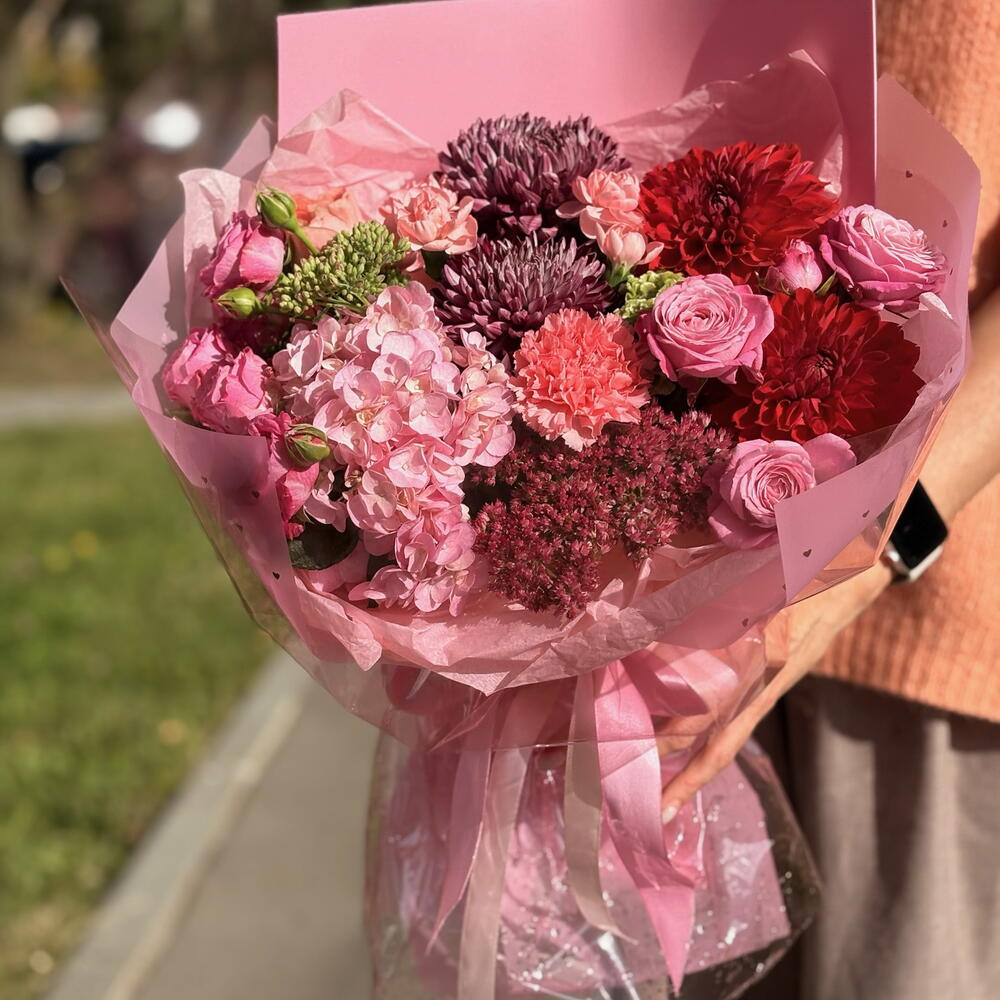 Букет с гортензией, георгинами, хризантемой бигуди, кустовой розой