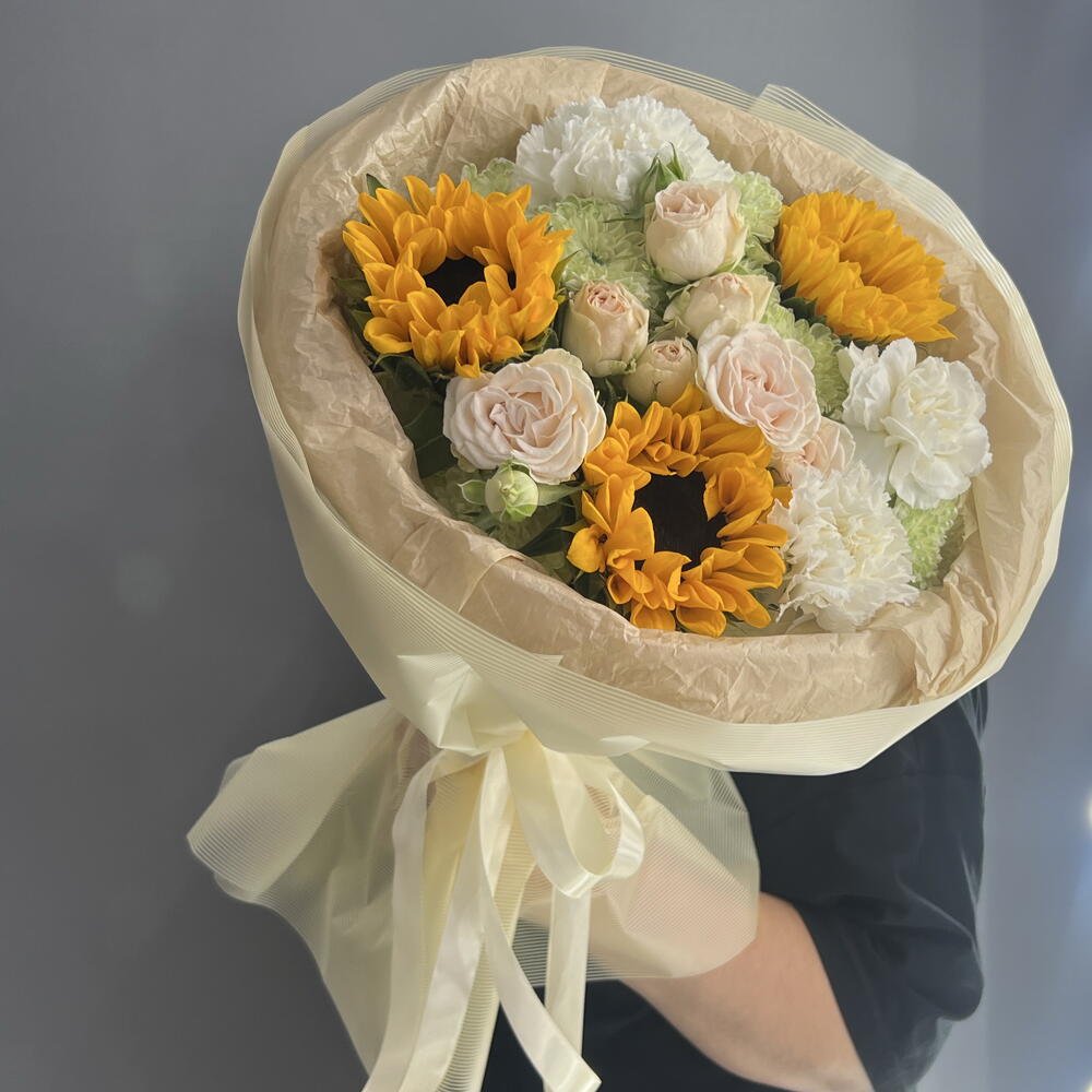 Букет комплимент 🌼 солнечные подсолнухи 🌻🌻🌻 белоснежные диантус 🤍🌿 пионовидная кустовая Роза 🌸