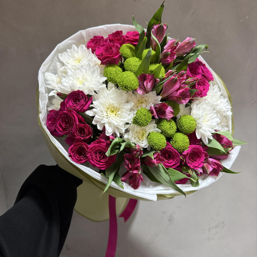 Яркий букет из хризантем, кустовых роз и альстромерий