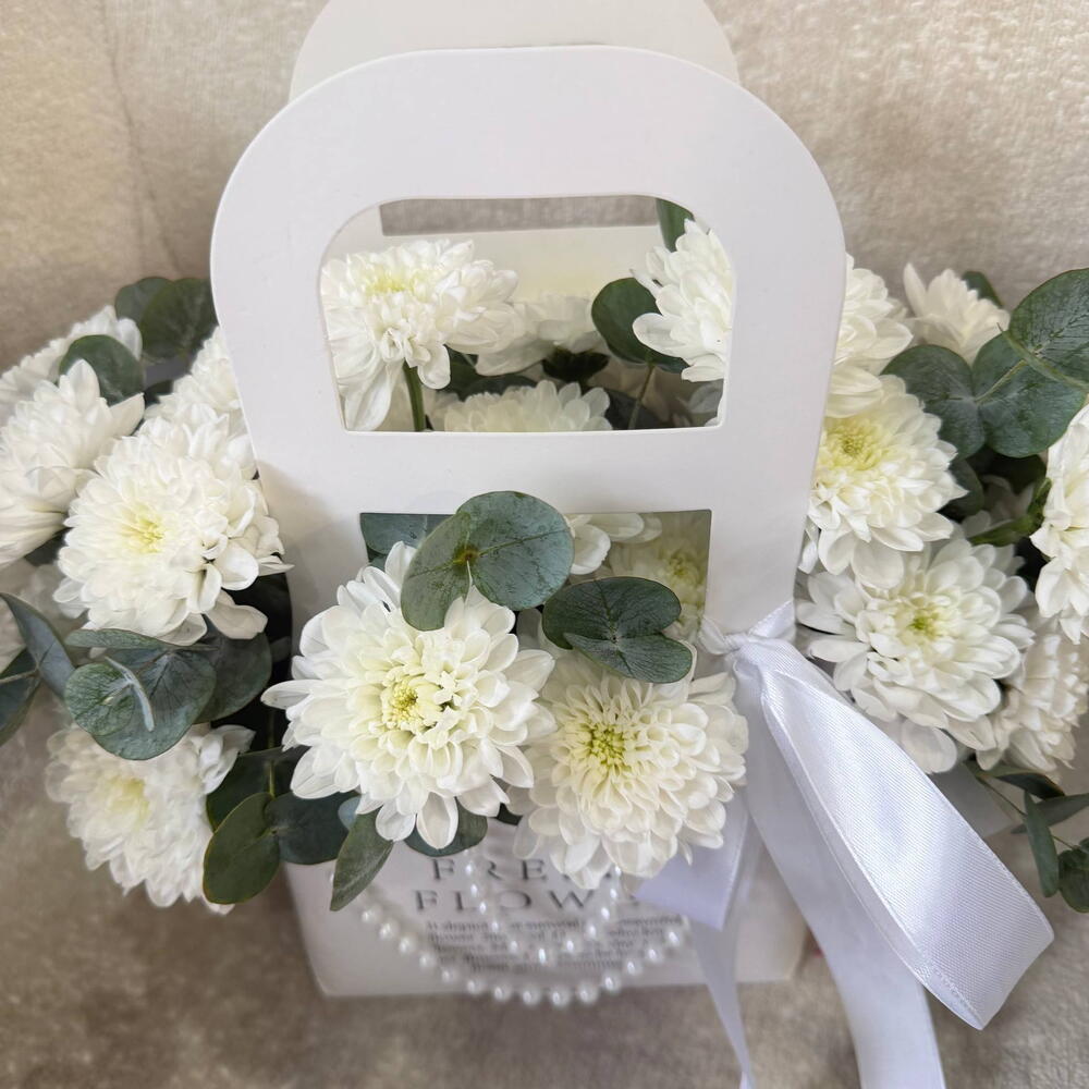 Утончённая композиция из хризантемы Алтай