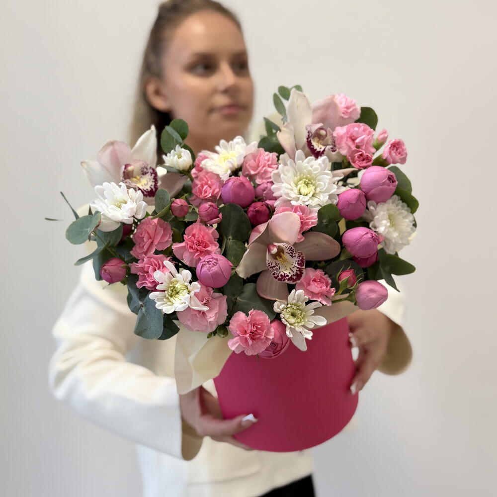 Композиция «Магия 🎩🎁»из орхидеи , пион роза Сильва, хризантемы кустовые ,диантусы и эвкалипт в шляпной коробке 🌿🌸🎩