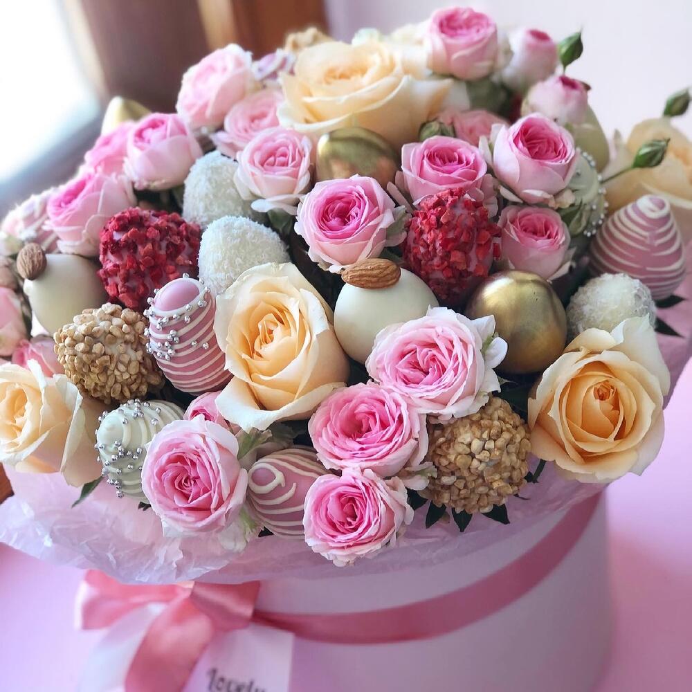 Розы с клубникой в шоколаде в шляпной коробке 3