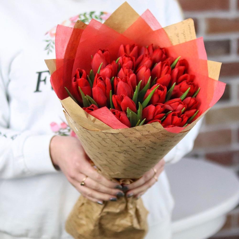 Букет 25 красных тюльпанов