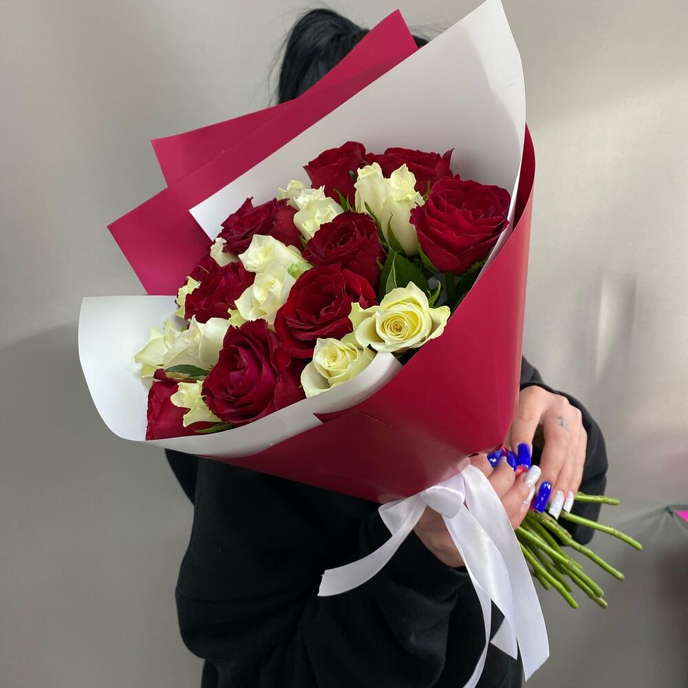 Монобукет из 25 розы красной и белой