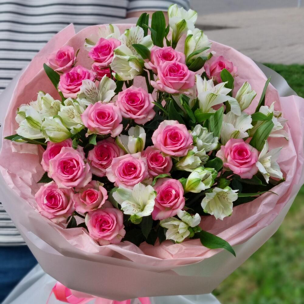 Букет из кустовых роз и альстромерий