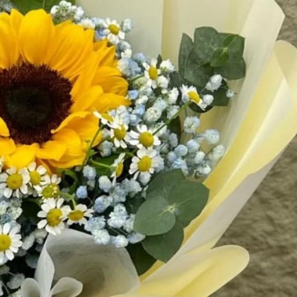 Идеальныйбукет из подсолнуха, кустовых ромашек и гипсофилы