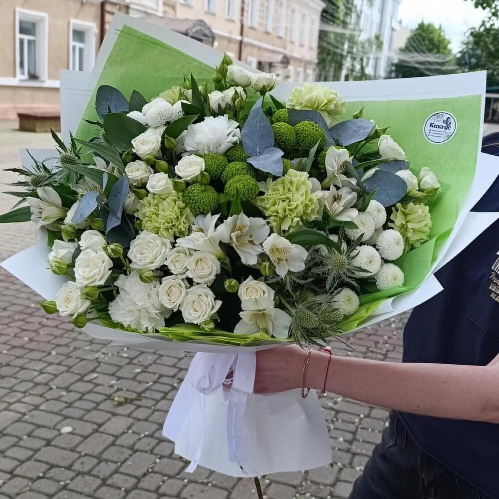 Букет «Салатовый восторг» из хризантем, диантусов, альстромерий, кустовых роз и эвкалипта