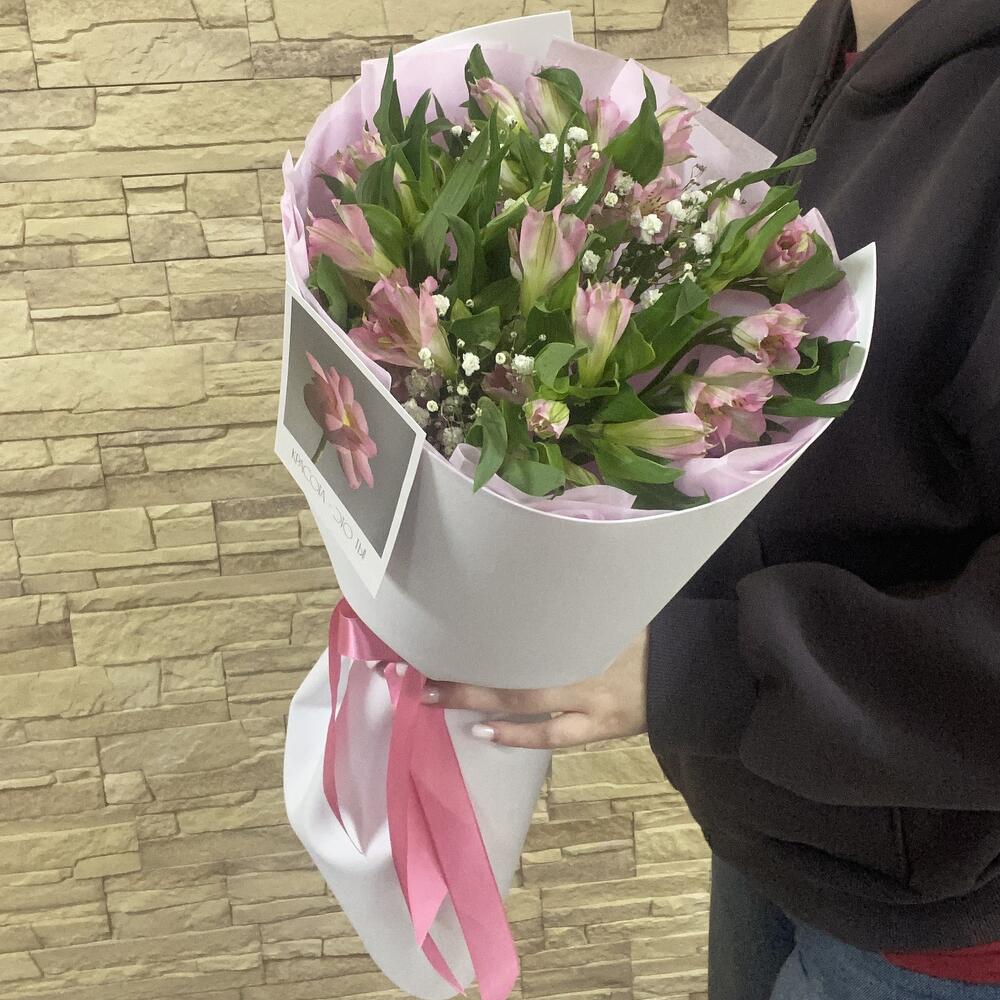 Букет из розовых альстромерий и гипсофил