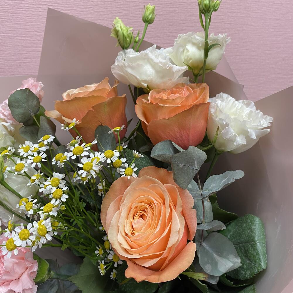Букет с розами Кахала и белыми лизиантусами