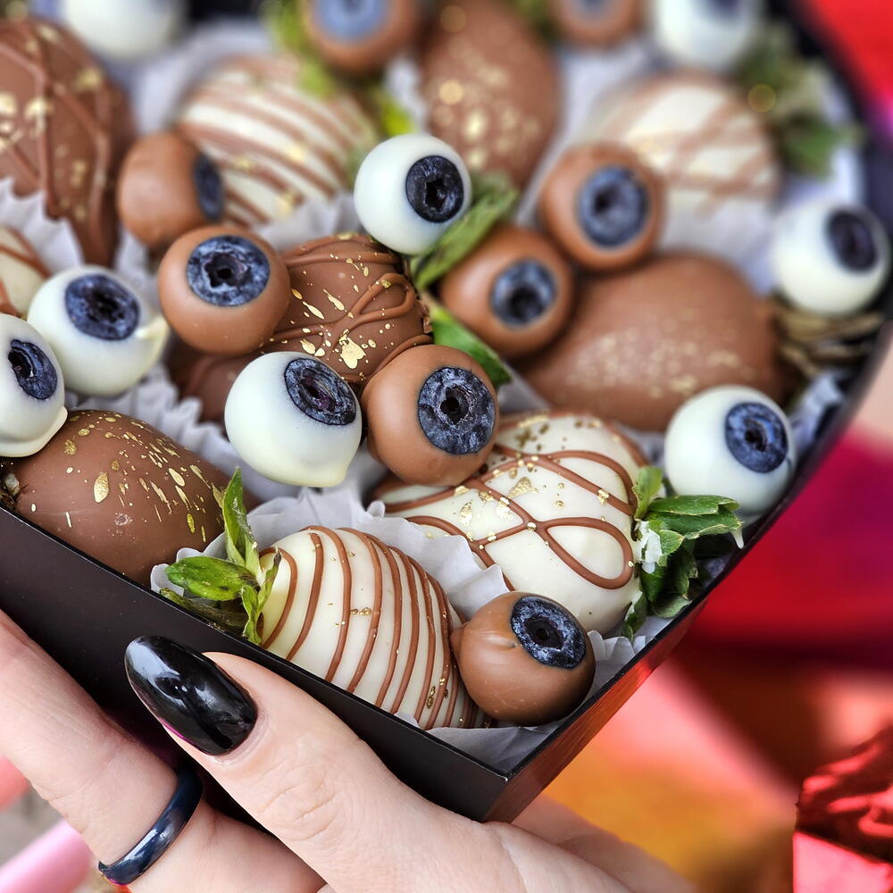 Black heart🖤 with berry🍓 in chocolate🍫