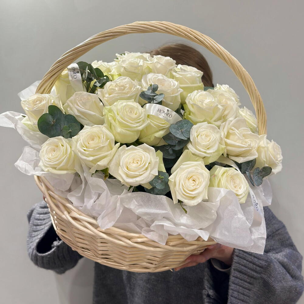Корзина из 31 белой розы