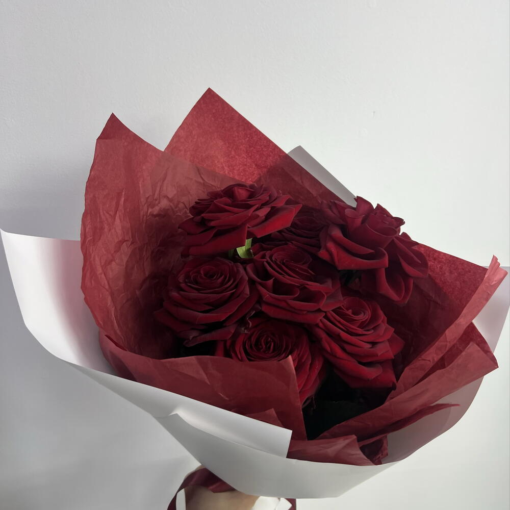 Красные розы 🌹️🌿
