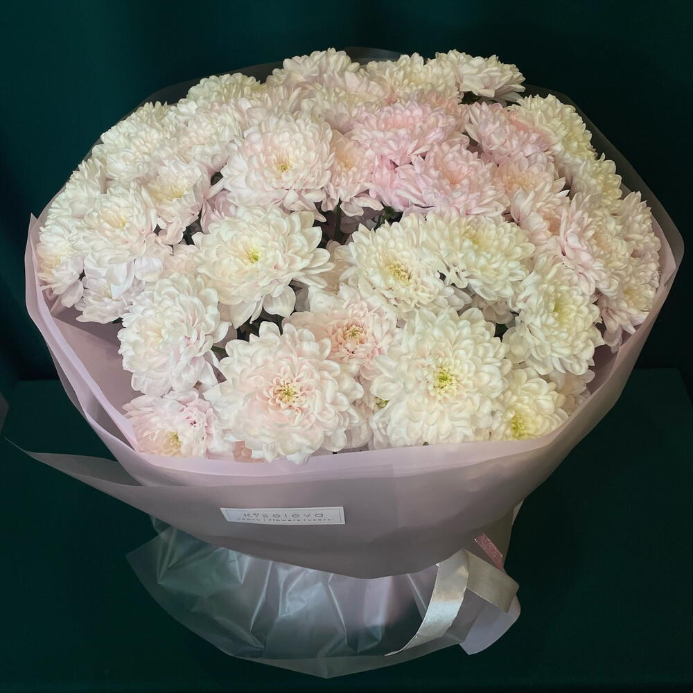 Нежный букет из розовой хризантемы