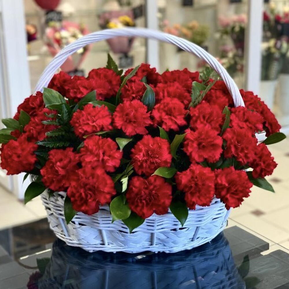 Корзина из 40 красных гвоздик и зелени