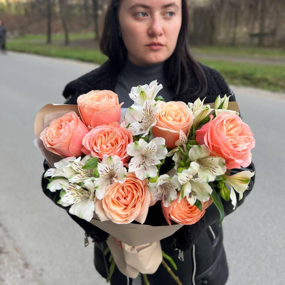 Букет из роз и альстромерий