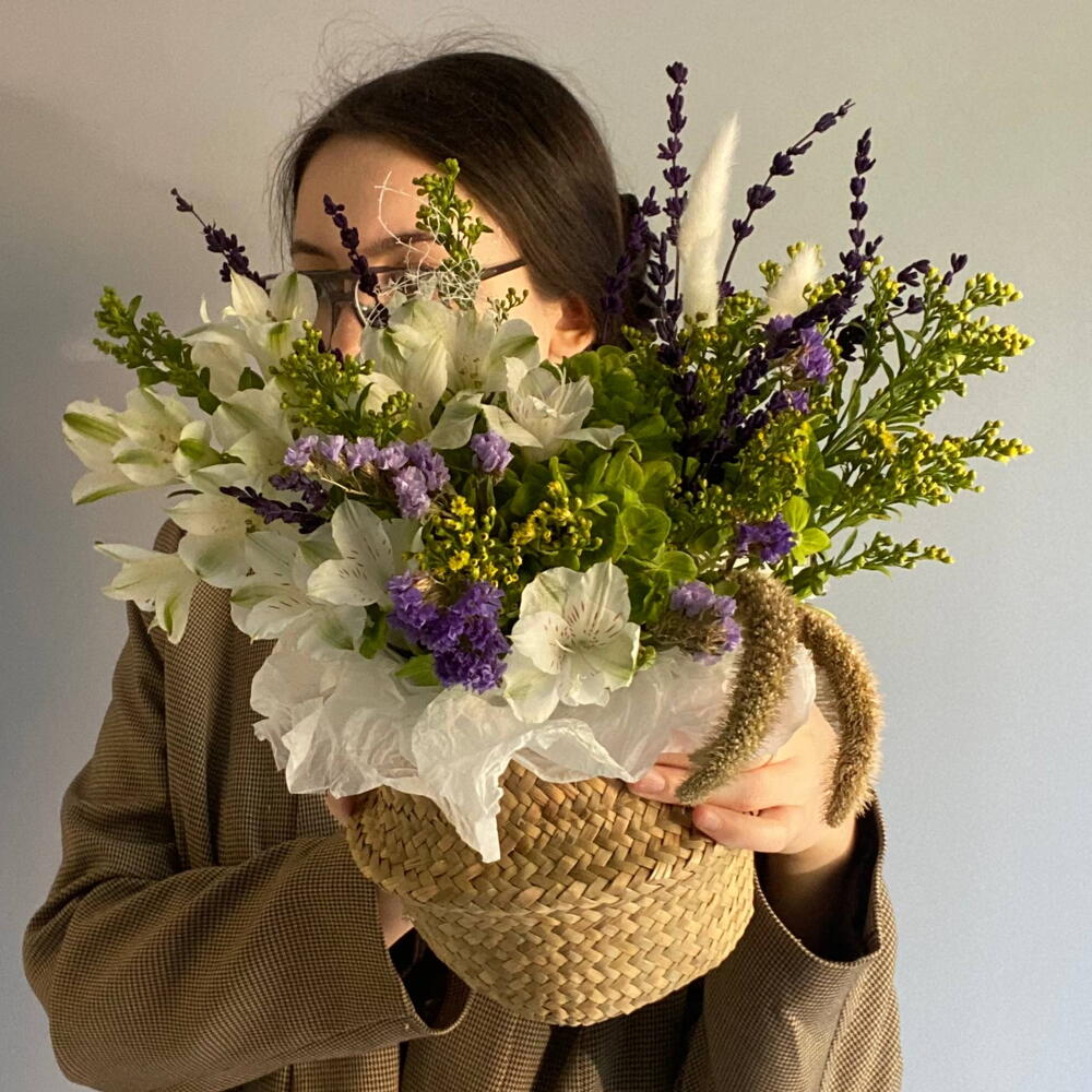 Зачарованная💜 Композиция в корзинке из гортензии, стабилизированной статицы, лаванды, солидаго, альстромерии
