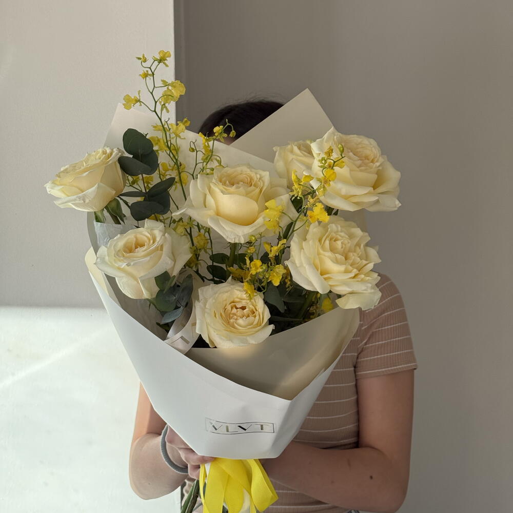Яркий букет-комплимент из 7 роз